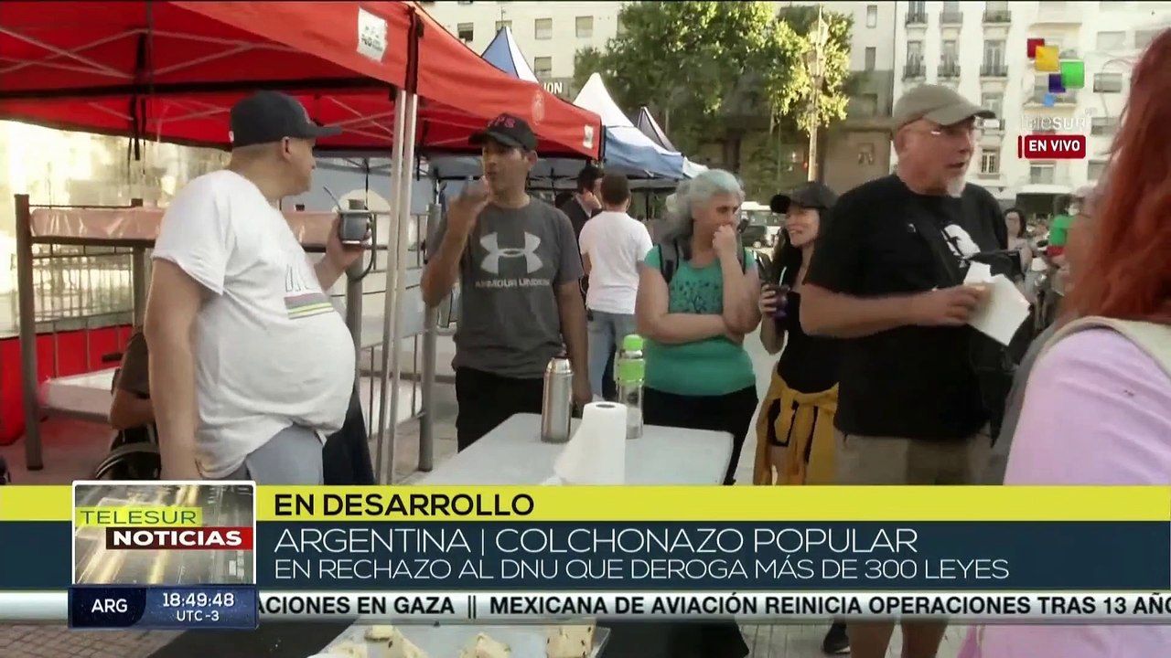 En Argentina tiene lugar un colchonazo popular en rechazo al DNU presentado por Javier Milei