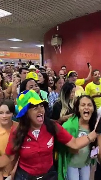 Bolsonaristas recebem ex-presidente no aeroporto Zumbi dos Palmares