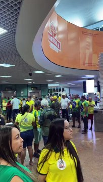 Bolsonaristas aguardam ex-presidente Bolsonaro no aeroporto Zumbi dos Palmares