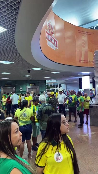 Bolsonaristas aguardam ex-presidente Bolsonaro no aeroporto Zumbi dos Palmares