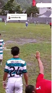 Pemain Pengganti Sepak Bola Masuk Lapangan Bukannya Kejar Bola, tapi Langsung Tendang Wasit