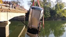 पुल से रेलिंग तोड़ नदी में गिरी कार, समय पर नहीं मिली मदद, दो युवकों की मौत