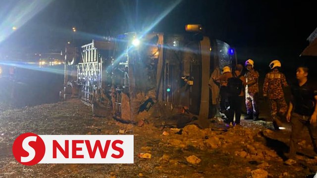 Express bus overturns on NSE near Kluang