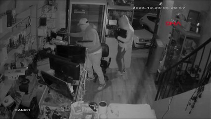 Kilitleri kırıp bilgisayarları çaldılar