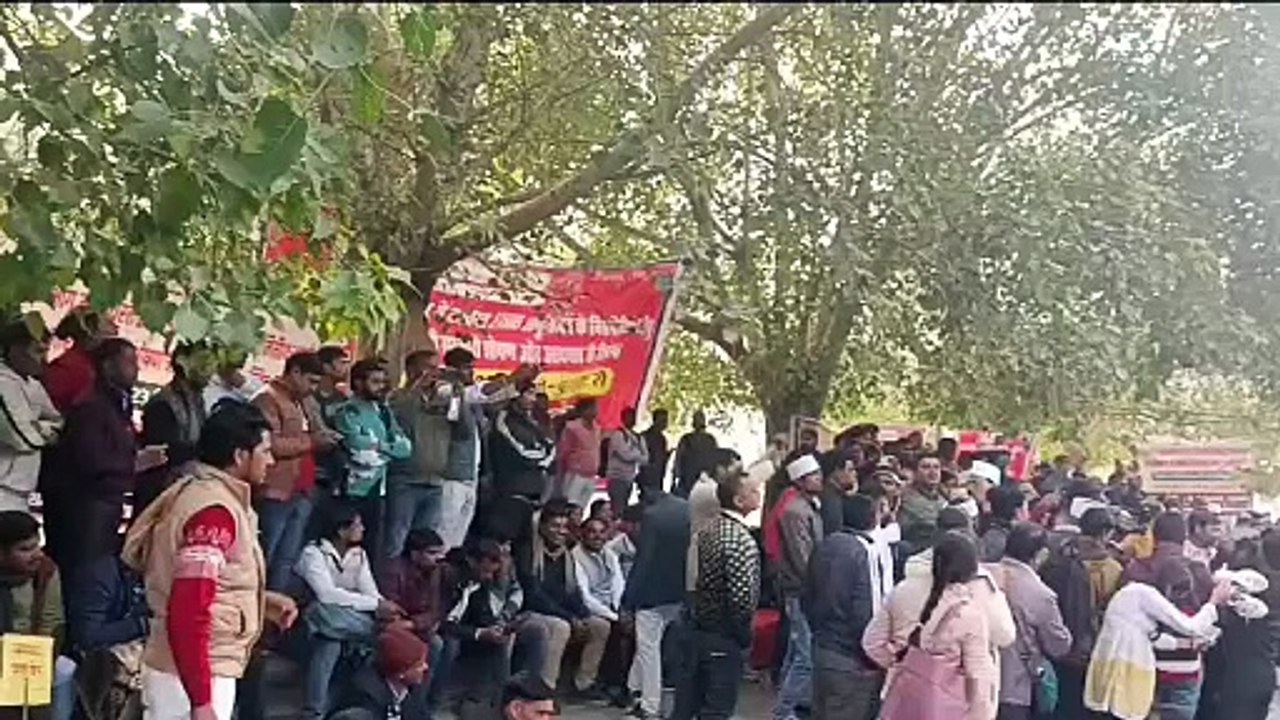 अनुदेशको की सरकार से मांग