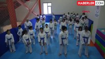 Karate Milli Sporcusu Ayşe Meryem Yazar, Öğrencilere Karate Öğretiyor