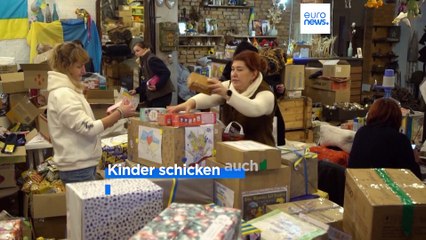 Télécharger la video: Ein Lichtblick in Zeiten des Krieges: Freiwillige bringen Geschenke für Soldaten an die Front