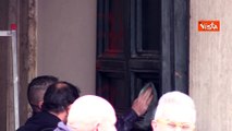 Imbrattato nella notte il portone di Palazzo Chigi, le operazioni di pulizia