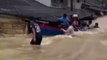 Tayland'da şiddetli yağış: Sel sularında can pazarı kamerada