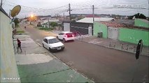 Câmera flagra trio furtando casa em Fazenda Rio Grande