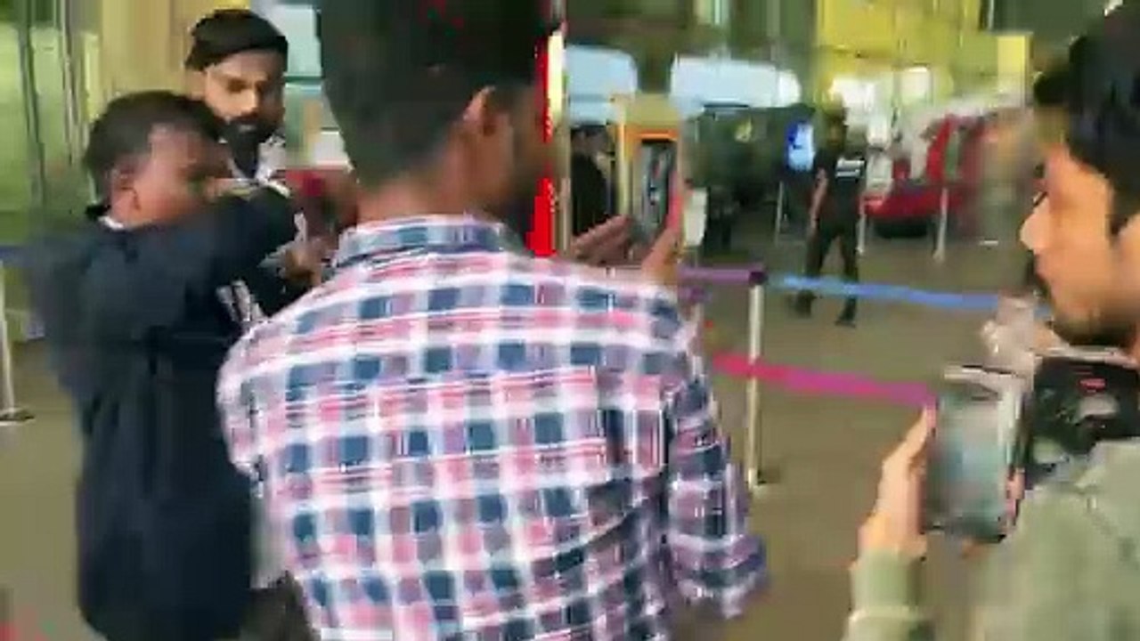 Ananya-Aditya make a splash at Airport; rumored lovebirds headed for New Year vacay