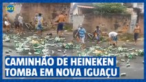 Caminhão de Heineken tomba em Nova Iguaçu, no RJ e moradores fazem a festa