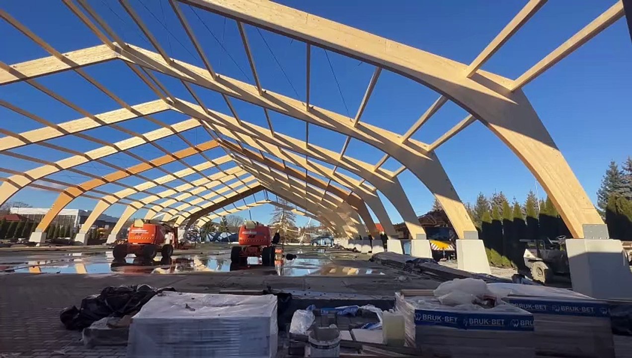 Gorlice - trwaja prace przy budowie całorocznego lodowiska