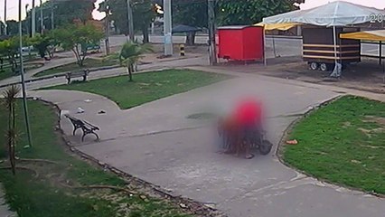 Vídeo mostra suspeitos saindo da casa da vítima com corpo no carro de mão