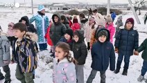 Nagorno-Karabakh: Babbo Natale arriva in parapendio, porta doni ai bambini rifugiati