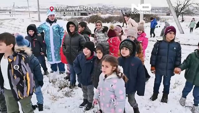 Αρμενία: Ο Άγιος Βασίλης με αλεξίπτωτο πλαγιάς στους πρόσφυγες του Ναγκόρνο Καραμπάχ