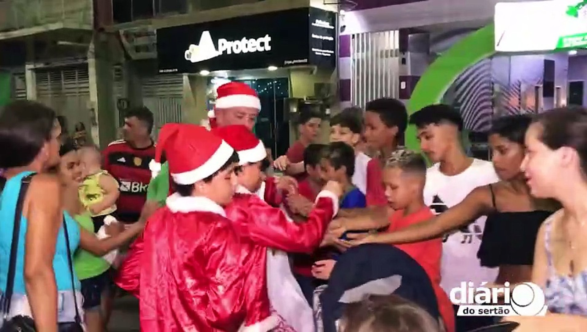 Natal da Engenheiro reúne centenas de crianças e famílias em noite de festa e confraternização socia