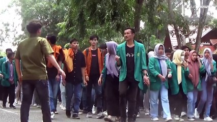 شاهد: وسط عويل النساء وبكاء الأطفال.. جموع غاضبة من الإندونيسيين تطرد لاجئي روهينغا من مأواهم