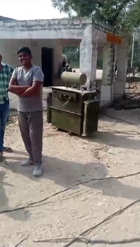 डम्पर ने बजरी खाली करने लिफ्ट ऊपर की तो बिजली के तीन पोल व ट्रांसफार्मर गिरे