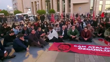 TİP Üyeleri sırtını adliyeye dönerek oturma eylemi yaptı