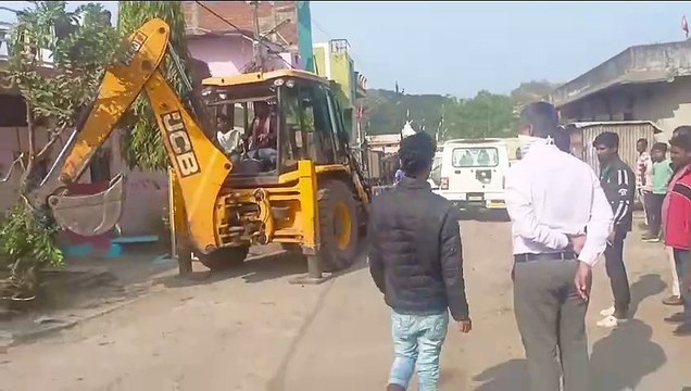 फूटा कुंए से दशहरा मैदान सड़क किनारे प्रशासन की टीम ने हटाया अतिक्रमण