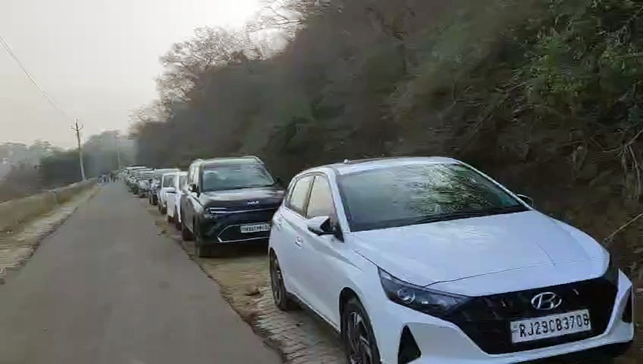सिलीसेढ़ झील किनारे वाहनों की एक किलोमीटर लंबी कतार क्यों लगी,देखे वीडियो