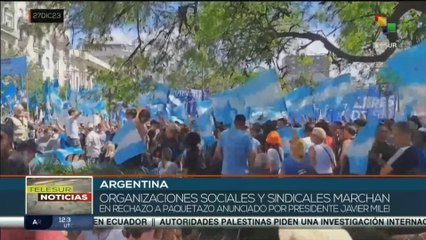 Video herunterladen: teleSUR Noticias 27-12 11:30: Argentinos marchan en rechazo a las medidas tomadas por Milei