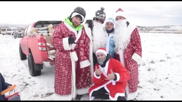 Babbi Natale in parapendio per i bambini rifugiati del Nagorno-Karabakh