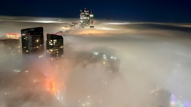 États-Unis : les images impressionnantes de Boston engloutie par un épais brouillard