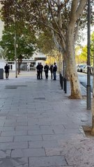 Un mosso cae al suelo en plena actuación policial