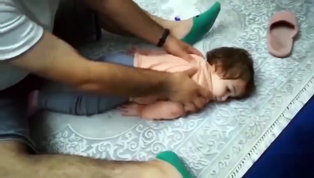 Gün boyu emeklemekten, oyun oynamaktan sırtı tutulan ufaklığa masaj terapisi