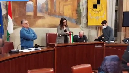 Novellara, il conferimento della cittadinanza onoraria a Saman. Il video dell'applauso