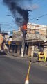Poste pega fogo após caminhão derrubar fiação no Tabuleiro dos Martins