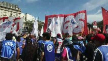 Sindicatos protestan contra el decreto desregulador de Milei en Argentina