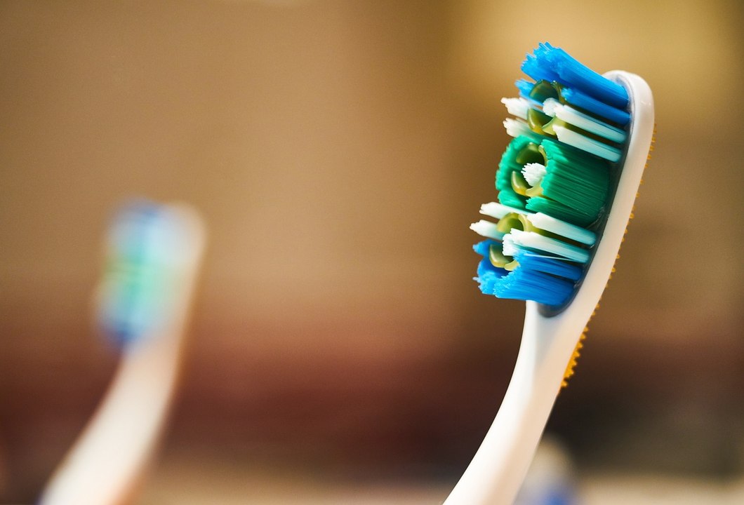 ¿Por qué no debes poner tu cepillo de dientes en el baño?