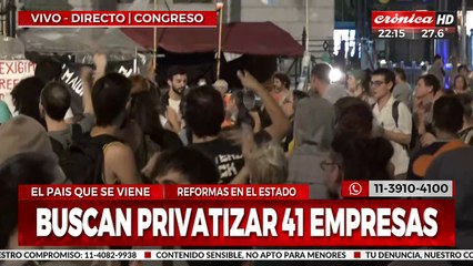 Cacerolazo contra el DNU: la gente cortó la calle y la policía los arrinconó aplicando el protoco