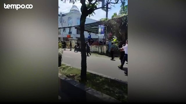 Massa Pengantar Jenazah Lukas Enembe Ricuh, Aparat Diserang dan Mobil Dibakar