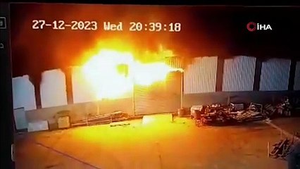 Rize’de mobilya fabrikasında çıkan yangın güvenlik kamerasına yansıdı