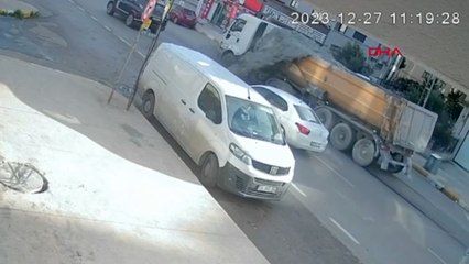 Скачать видео: Pendik'te hafriyat kamyonu beton saçtı, araçlar zarar gördü