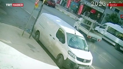 İstanbul'da hafriyat kamyonundaki beton yola saçıldı: Araçlar zarar gördü