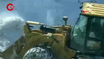 RÜZGARIN SAVURDUĞU KAR, 3 MAHALLE YOLUNU ULAŞIMA KAPATTI