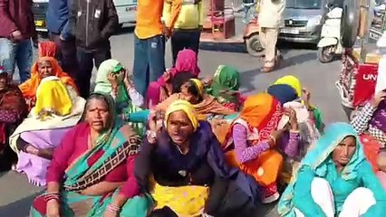 मर्डर के विरोध में अस्पताल के बाहर लगाया जाम