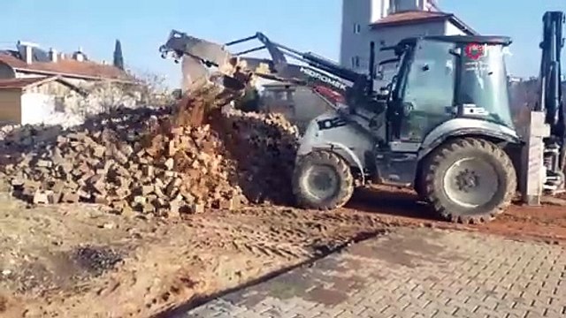 Osmancık'ta bir garip olay: Sokaklara döşenen kaldırım taşları kepçe ile söküldü