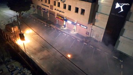 شاهد: زجاجات حارقة تصيب مدرعات إسرائيلية اقتحمت رام الله