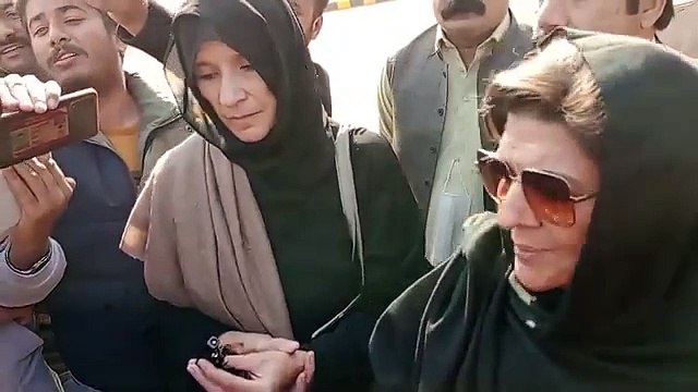 علیمہ خان نے بڑی خوشخبری سنا دی | Aleema Khan is so happy for the first time today... Great news for PTI Aleema Khan announcement to go to the International Court for her brother Imran Khan... Aleema Khan's patwari washed the journalist... Take it..