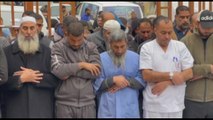 Palestinesi pregano i morti davanti all'ospedale di Khan Younis