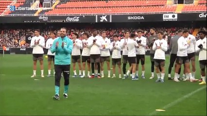 Miles de personas llenan Mestalla para ver un entrenamiento del Valencia