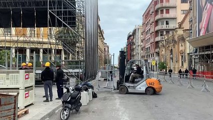 Capodanno a Palermo, si monta il palco per il concerto di Elodie: i lavori al Politeama