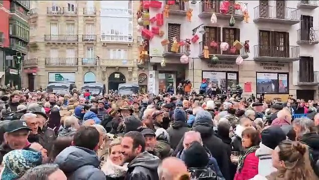 Simpatizantes de Bildu y el PSN celebran con una charanga la moción de censura en Pamplona