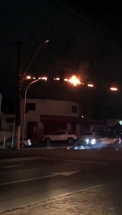Caminhão colide em poste e fiação pega fogo